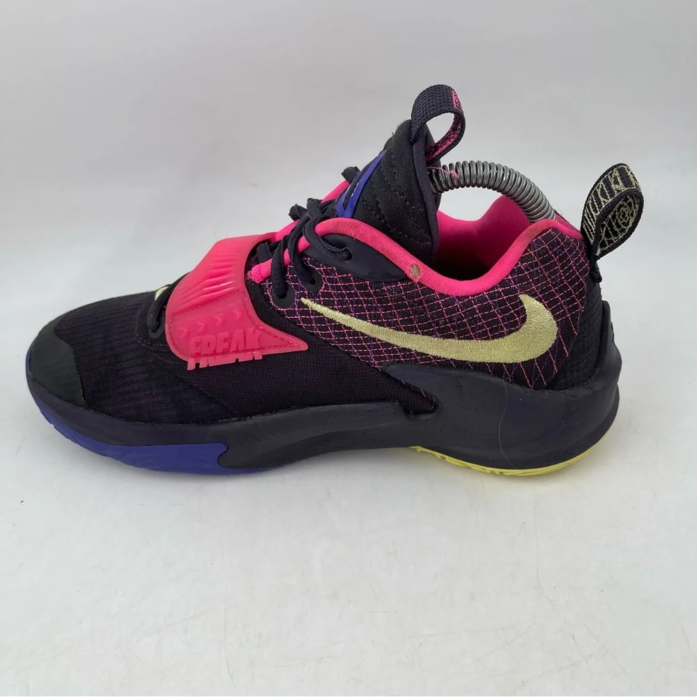 👞 Nike Unisex Zoom Freak 3-SZ 6 Y-Purple Pink Low Top Lace- Up Running Shoe